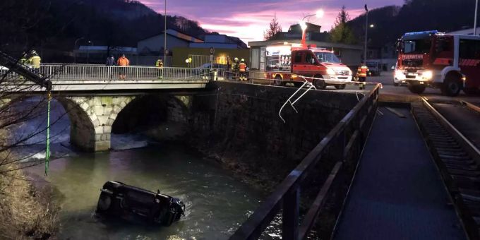 Ein 29-jähriger Autofahrer ist von der Strasse abgekommen und in einen Bach gestürzt. Solothurn