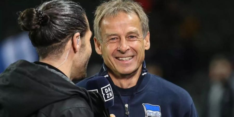Verteidigt die hohen Transferausgaben von Hertha BSC: Trainer Jürgen Klinsmann. Foto: Andreas Gora/dpa