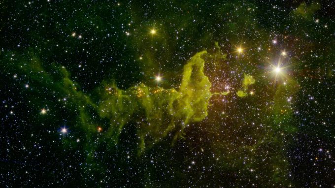 Der Spinnenteil des «Spider and the Fly»-Nebels IC 417, in dem viele Sterne entstehen, wird im Infrarotbereich vom Spitzer-Weltraumteleskop und der Two Micron All Sky Survey (2MASS) gezeigt (aus verschiedenen Aufnahmen zusammengesetztes Bild). Spitzer-Wltraumteleskop