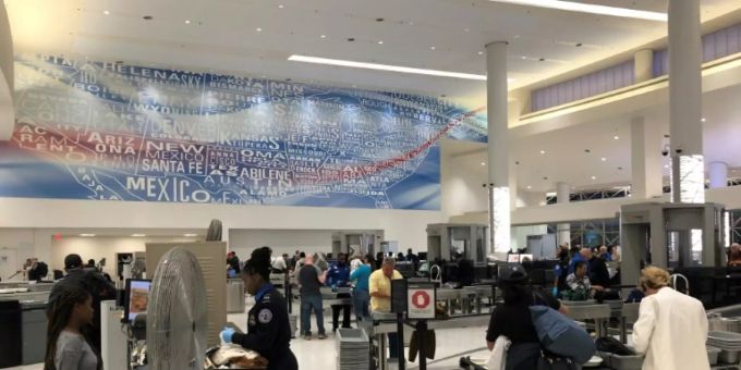 Sicherheitskontrolle am Flughafen von Baltimore Sicherheitskontrolle am Flughafen von Baltimore
