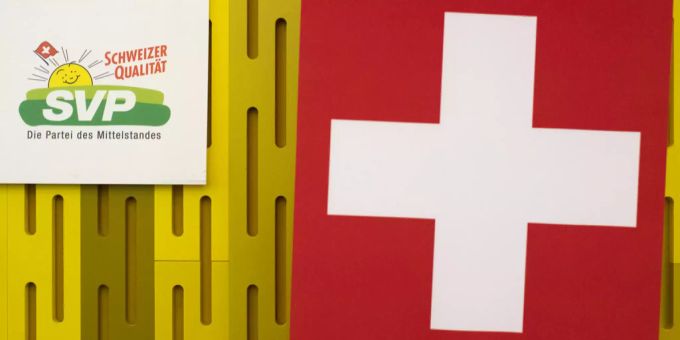 Schweizerische Volkspartei: Das Logo neben der Schweizer Fahne. (Symbolbild) SVP Schweiz