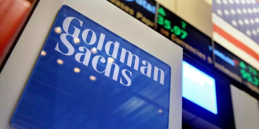 Das Logo der Investmentbank Goldman Sachs auf dem Parkett der New Yorker Börse. Foto: Justin Lane/EPA/dpa