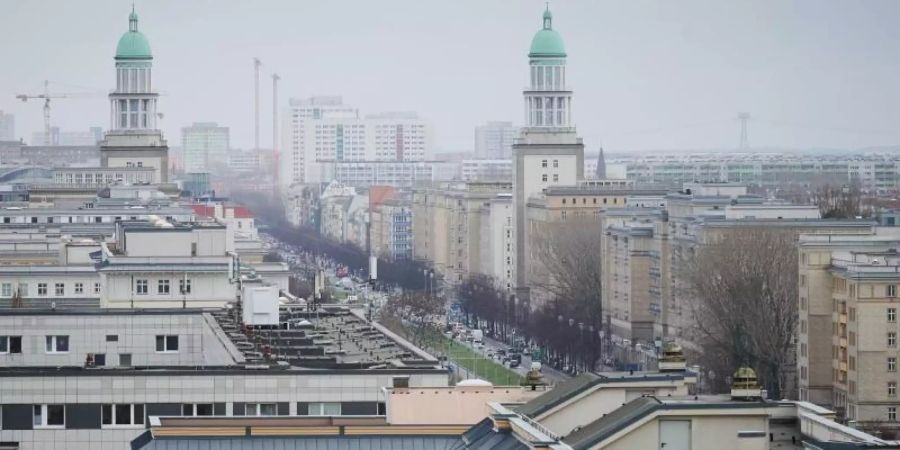 Ein Blick über die Karl-Marx-Allee in Berlin. Der Mietendeckel tritt am morgigen Sonntag in Kraft. Foto: Annette Riedl/dpa