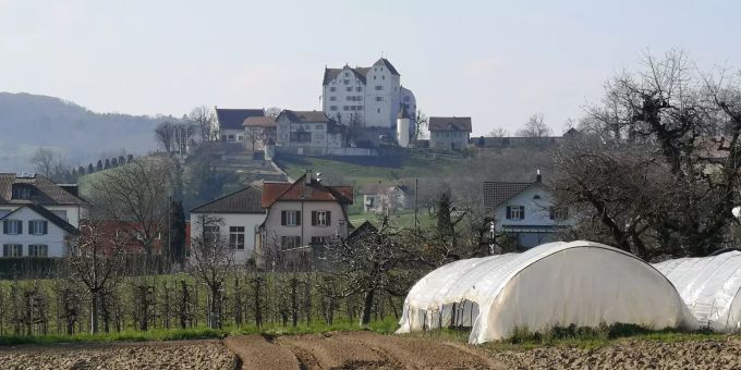 Blick in Richtung Schloss Wildegg vom Gemeindesaal aus. - Möriken-Wildegg Blick in Richtung Schloss Wildegg vom Gemeindesaal aus. - Möriken-Wildegg