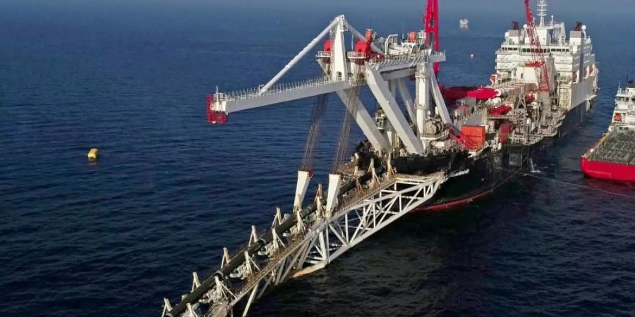 Ein Schiff verlegt in der Ostsee Rohre für die Gaspipeline Nord Stream 2. Foto: Bernd Wüstneck/dpa/Archivbild