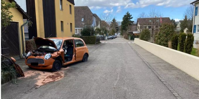 Der Fahrzeuglenker wurde beim Selbstunfall verletzt. Selbstunfall
