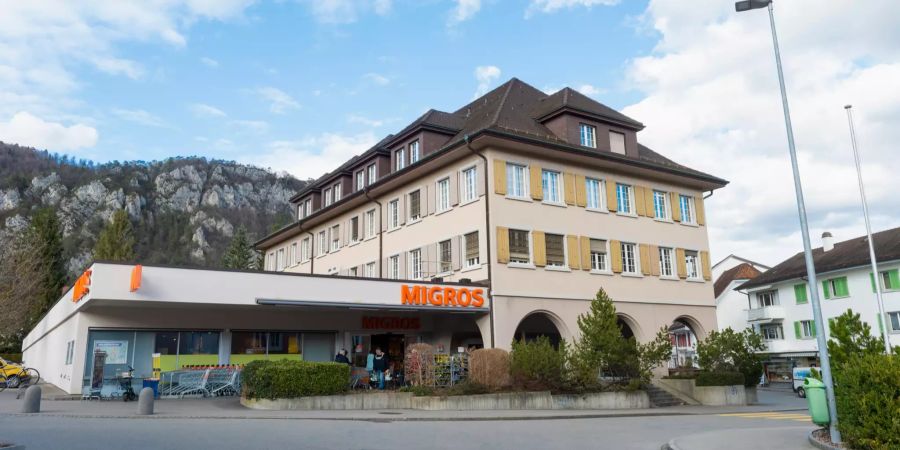 Das Gemeindehaus in Balsthal, links die Migros.