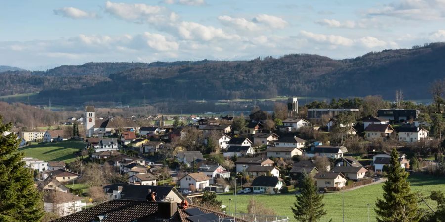 Dorfkern von Lostorf mit Kirchen.