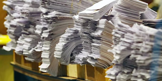 Irland, Dublin: Stapel mit Stimmzetteln liegen im Rahmen der Auszählung bereit. Nach dem überraschenden Wahlerfolg der linksgerichteten Partei Sinn Fein kommen auf Irland schwere Koalitionsverhandlungen zu. Nach der Parlamentswahl in Irland