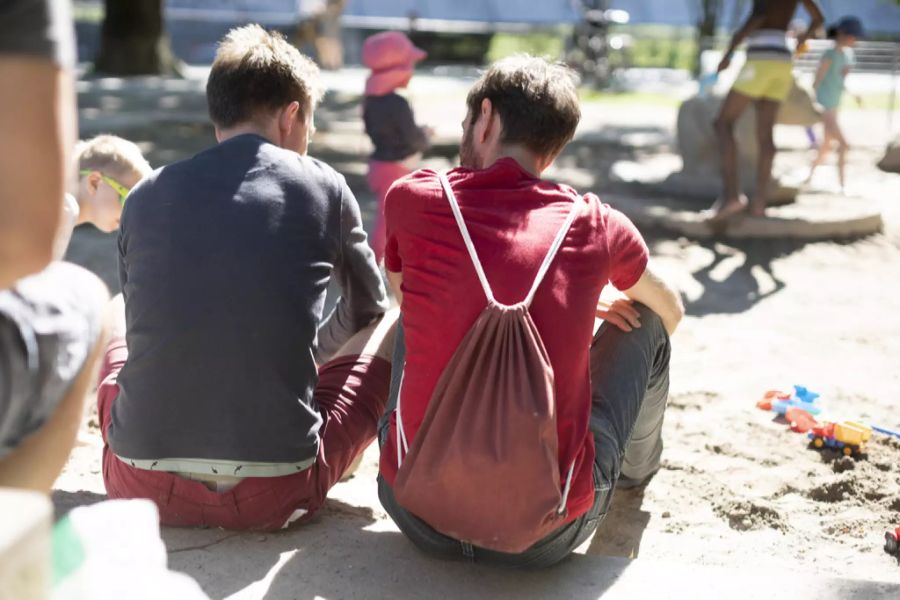 Ein schwules Paar mit ihrem Sohn auf einem Spielplatz in Wipkingen.