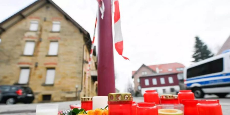 Nach den tödlichen Schüssen in Rot am See erinnern Blumen und Kerzen an die Opfer. Foto: Tom Weller/dpa