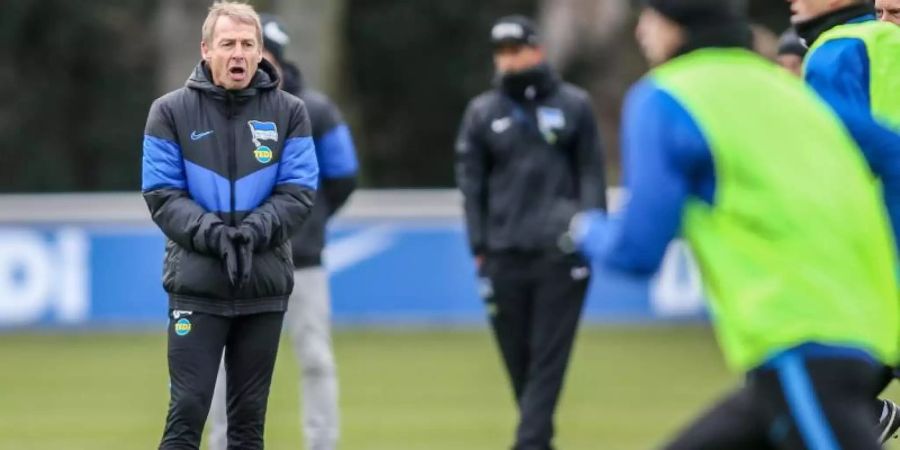 Gewährt nur noch 20 Minuten Einblicke beim Hertha-Training: Coach Jürgen Klinsmann. Foto: Andreas Gora/dpa