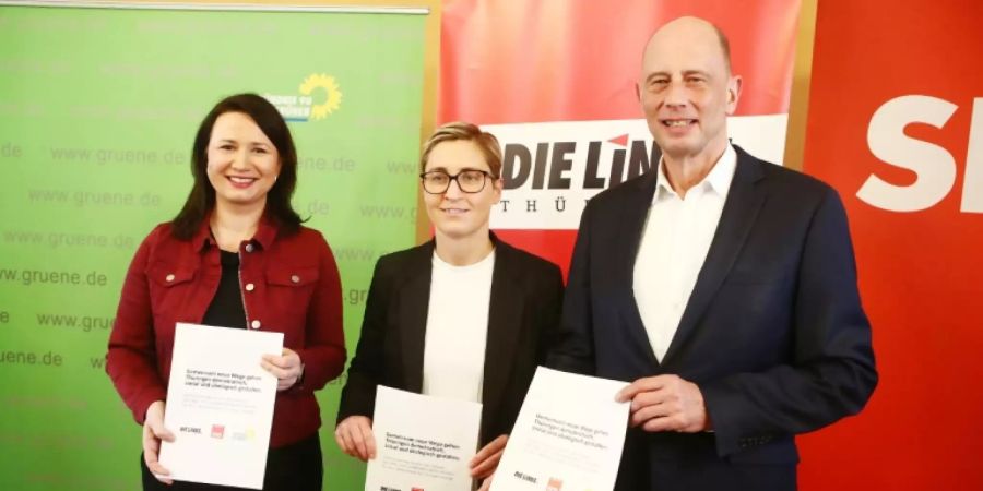 Vertreter von Rot-Rot-Grün mit dem Koalitionsvertrag