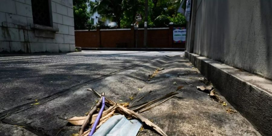 Menschenleere Strasse in der thailändischen Hauptstadt Bangkok