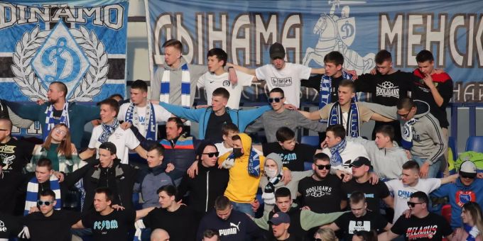 Trotz Coronavirus noch an den Spielen ihrer Mannschaft: Fans des FC Dinamo Minsk. Coronavirus Weissrussland