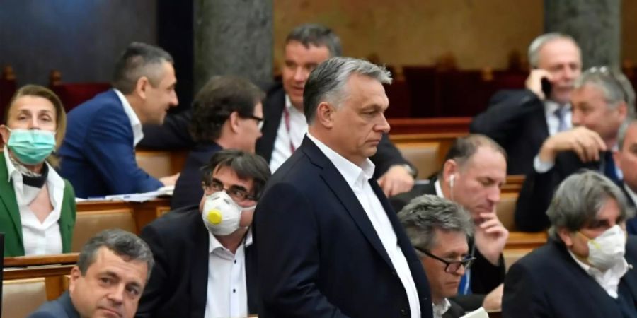 Ungarns Regierungschef Viktor Orban (M.) im Parlament