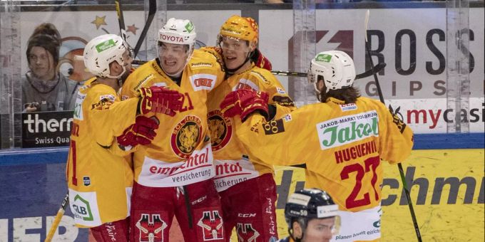 Die SCL Tigers jubeln nach dem 1:0 durch Harri Pesonen. National League