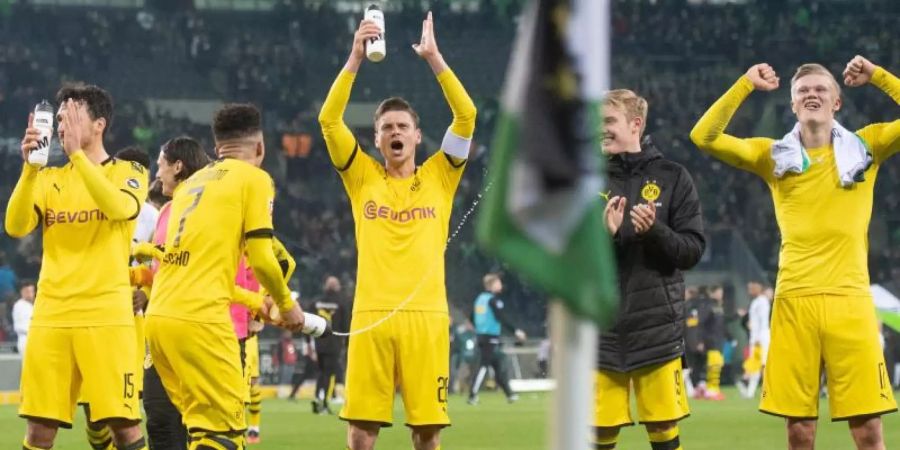 In Gladbach gewonnen: Dortmunds Mats Hummels (l-r), Jadon Sancho, Lukasz Piszczek, Julian Brandt und Erling Haaland. Foto: Bernd Thissen/dpa