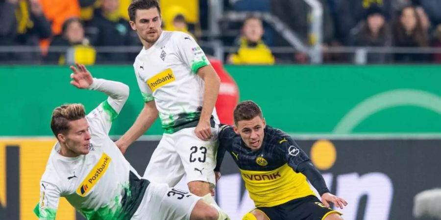 Borussia Mönchengladbach und Borussia Dortmund stehen sich im Topspiel des 25. Spieltages am Samstagabend gegenüber. Foto: Guido Kirchner/dpa