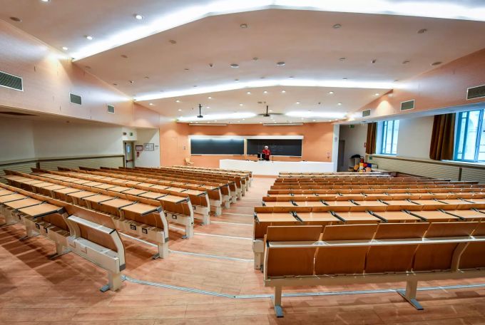 Ein Professor für Hydraulik unterricht in einem leeren Hörsaal per Videoaufzeichnung. Coronavirus