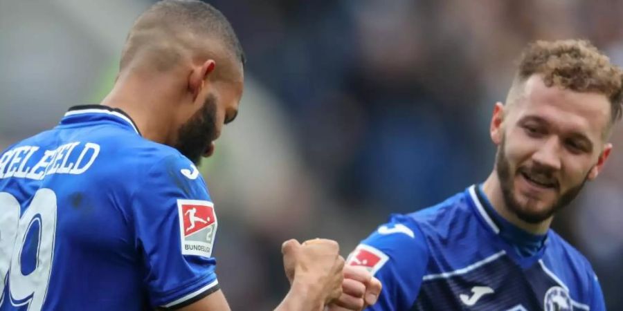 Bielefelds Torschütze Cebio Soukou (l) feiert seinen Treffer zum 1:0 mit Marcel Hartel. Foto: Friso Gentsch/dpa