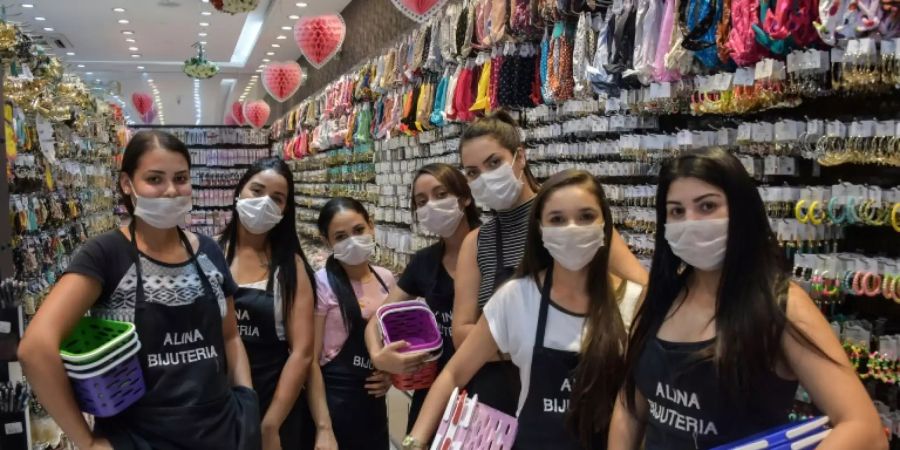 Verkäuferinnen mit Atemmasken in São Paulo