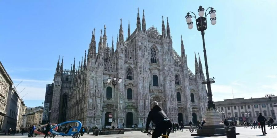 Radfahrer vor dem Mailänder Dom