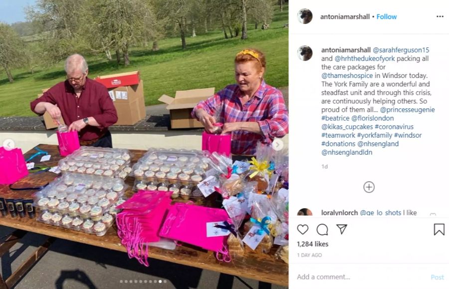 Prinz Andrew und seine Ex-Frau Sarah Ferguson verpacken Osterngeschenke.