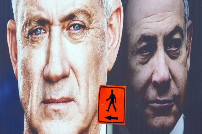 Ein Wahlplakat des Mitte-Bündnisses Blau-Weiss zeigt dessen Kandidaten Benny Gantz (l), daneben ist Benjamin Netanjahu, Ministerpräsident und Kandidat der rechtskonservativen Likud-Partei, zu sehen. Benny Gantz