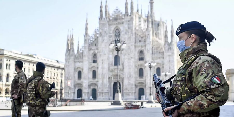 Der Platz vor dem Mailänder Dom bleibt länger leer: Die italienische Regierung verlängert die strikten Ausgangsverbote für die 60 Millionen Bürger um rund drei Wochen bis zum 3. Mai.