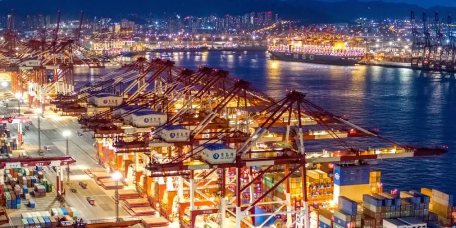Containerschiffe im Hafen von Qingdao: Deutsche und andere europäische Unternehmen in China leiden schwer unter der Ausbreitung des neuartigen Coronavirus. Foto: Yu Fangping/SIPA Asia via ZUMA Wire/dpa