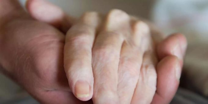 Jemand hält die Hand eines Senioren (Symbolbild). beihilfe zur selbsttötung