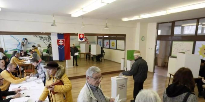 In der Slowakei hat die mit Spannung erwartete Parlamentswahl begonnen. Foto: Petr David Josek/AP/dpa