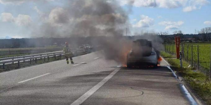 Die Autobahn A1 bei Oensingen SO ist am Sonntagmittag in Fahrtrichtung Bern wegen eines Fahrzeugbrandes für zehn Minuten komplett gesperrt gewesen. Oensingen