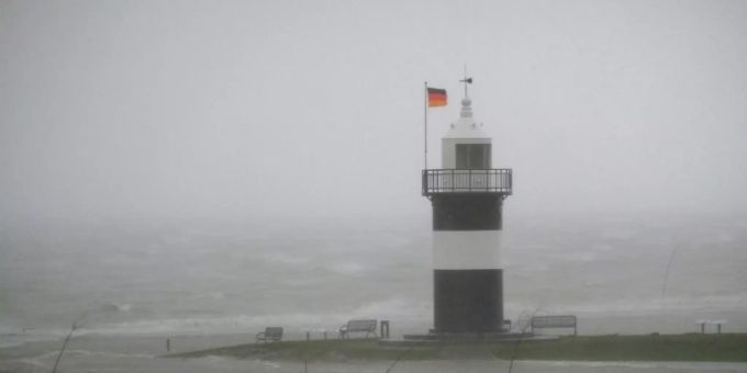 Ein Leuchtturm an der deutschen Nordseeküste bei Sturm Ein Leuchtturm an der deutschen Nordseeküste bei Sturm