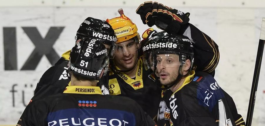 Mark Streit (rechts) jubelt mit John Tavares (gelber Helm) nach einem Tor für den SCB.