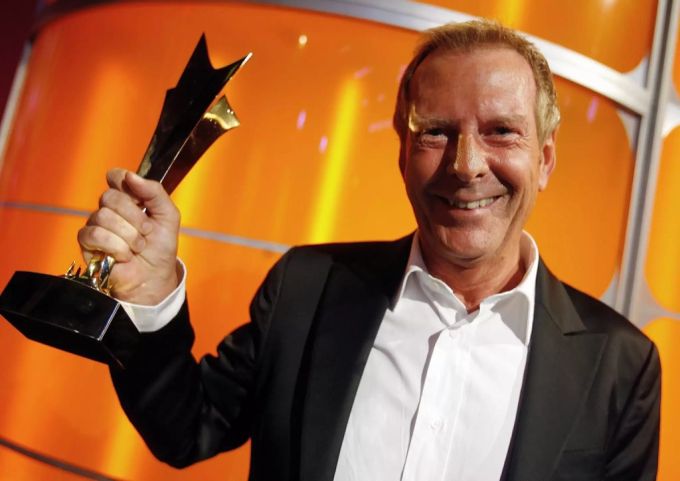 Kurt Aeschbacher freut sich über die Auszeichnung «TV - Star National» als Fernsehpersoenlichkeit des Jahres 2006. Kurt Aeschbacher