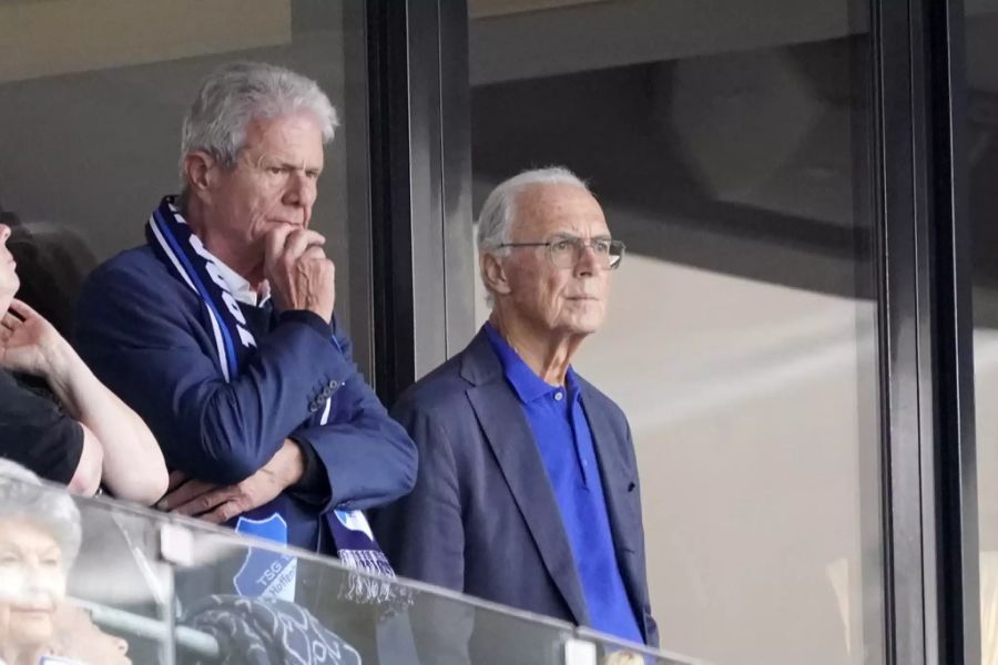 Dietmar Hopp (l.) und der Kaiser Franz Beckenbauer bei einem Spiel der TSG Hoffenheim gegen Borussia Mönchengladbach.