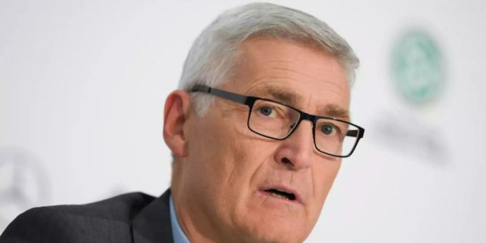 Schiedsrichter-Chef Lutz Michael Fröhlich hat den Platzverweis für Werders Moisander gerechtfertigt. Werder Bremen