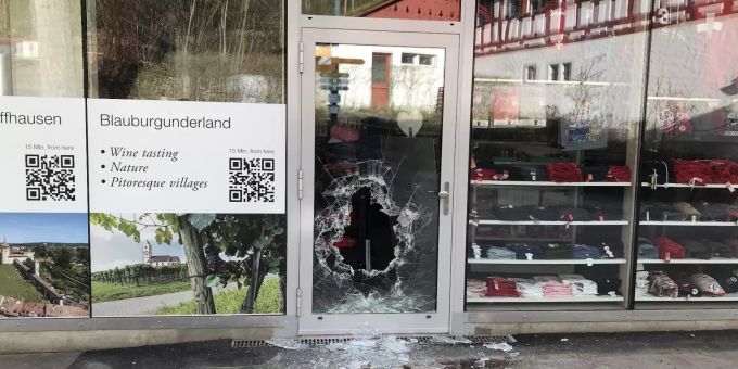 Die unbekannte Täterschaft verursachte dabei Sachschaden von mehreren tausend Franken. Sachschaden
