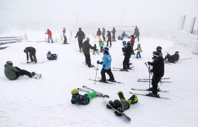 Meistens sammeln sich beim Skifahren ja nicht 100 Menschen an einem Fleck. skigebiete