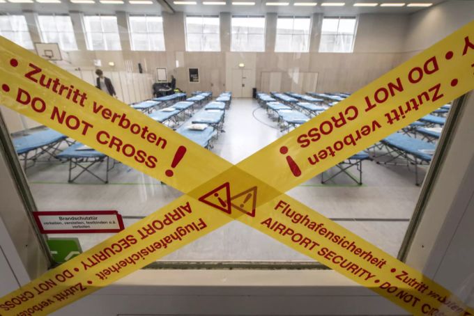 Eine Sporthalle am Frankfurter Flughafen wurde auf den Notfall vorbereitet. quarantäne