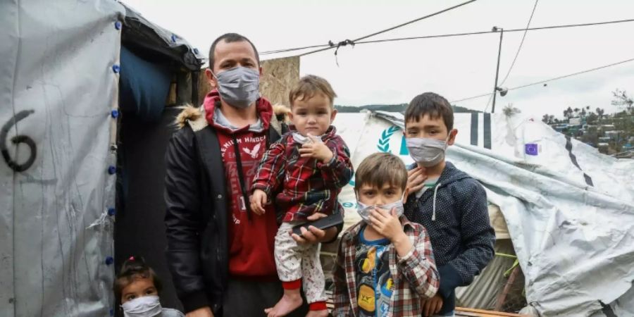 Flüchtlinge auf Lesbos mit improvisierten Schutzmasken