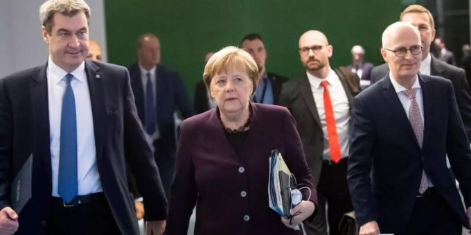 Bundeskanzlerin Angela Merkel (CDU, Mitte) ist fest entschlossen, die Suche nach einer Impfung gegen das Corona-Virus zu unterstützen. merkel corona