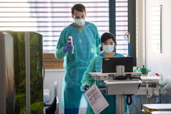 Zwei Armeeangehörige unterstützen die zivilen Angestellten im Spital Pourtalès in Neuenburg. Armeeangehörige gsoa