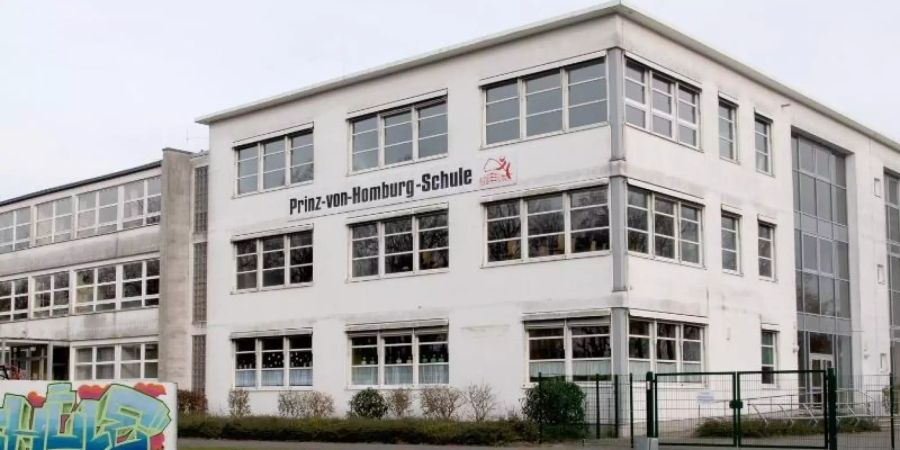 Die Prinz-von-Homburg-Schule mit angeschlossener Grundschule im brandenburgischen Neustadt (Dosse) bleibt wegen des Coronavirus geschlossen. Foto: Paul Zinken/dpa