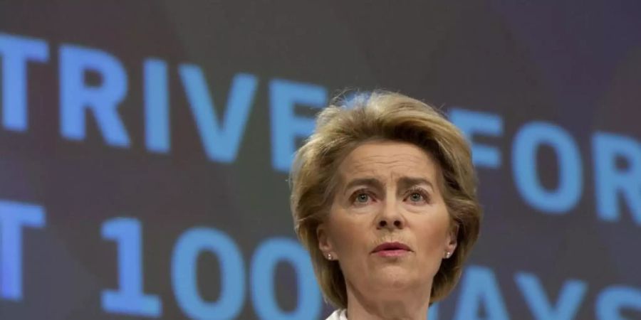 Ursula von der Leyen, Präsidentin der Europäischen Kommission, spricht während einer Medienkonferenz zu ihren ersten 100 Tagen im Amt. Foto: Virginia Mayo/AP/dpa