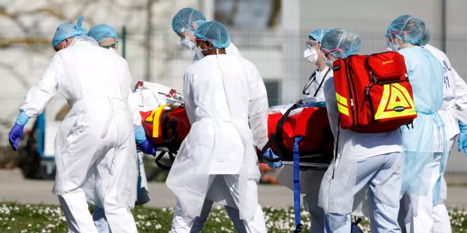 Ein Covid-19-Patient wird aus dem Zivilkrankenhaus von Mulhouse (F) auf einer Trage transportiert. Coronavirus