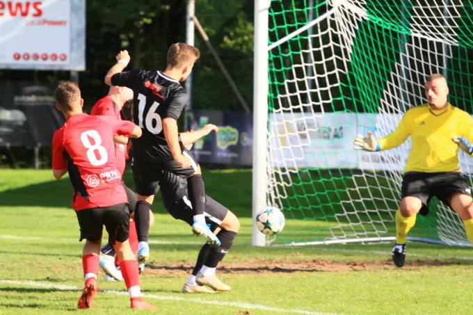 Lars Fankhauser (in Schwarz, Nr. 16) schiebt das Leder ins Tor. FC Menzo Reinach