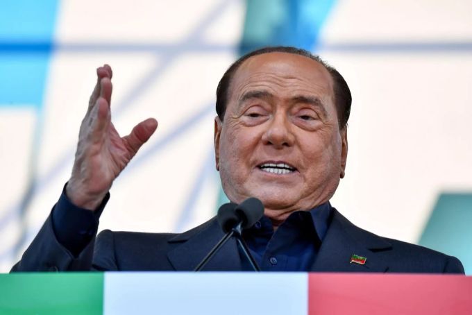 Silvio Berlusconi soll Zeugen mit Geld und Schmuck zum Schweigen gebracht haben. silvio berlusconi